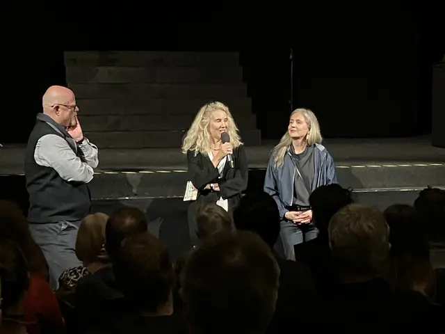 Links Stadtrat Stephan Schimanowa, in der Mitte Connect Mödling Obfrau Frederike Demattio | Foto: Stockmann