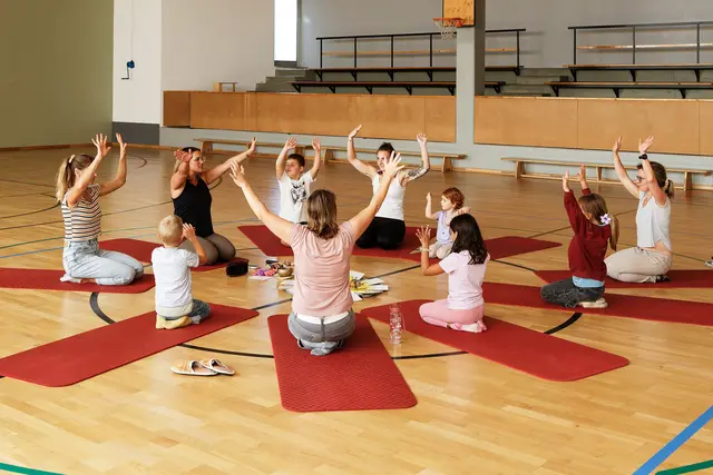 Kinder-Yoga zum Ausprobieren im Turnsaal. | Foto: Marktgemeinde Walding