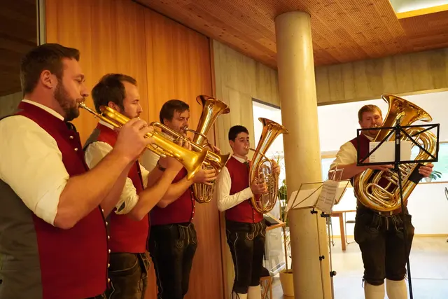 Die TMK Pfarrwerfen umrahmte die Feierlichkeit mit einem Quintett. | Foto: Johannes Brandner