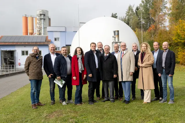Von links: Klaus Wachtveitl (Land OÖ), Christian Affenzeller (CEO Machowetz &amp; Partner Consulting Ziviltechniker GmbH), Stadtrat Dietmar Weinzinger (Freistadt), Vizebürgermeisterin Sonja Seifried (Freistadt), Landesrat Stefan Kaineder, Bürgermeister Günter Lorenz (Rainbach), Obmann Klemens Dedl, Bürgermeister Josef Eilmsteiner (Waldburg) Bürgermeister Christian Gratzl (Freistadt), Bürgermeister Stefan Weißenböck (Grünbach), Vizebürgermeisterin Johanna Jachs (Freistadt), Gemeindevorstand Herbert Ahorner (Lasberg) und Geschäftsführer Gerhard Kerschbaummayr. | Foto: Land OÖ/Margot Haag