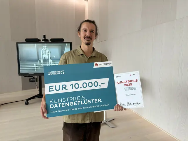 Im Rahmen einer feierlichen Preisverleihung im UMAK – Universität Mozarteum am Kurgarten, wurde der Salzburg AG-Kunstpreis an Lukas Stangl verliehen. | Foto: Lisa Gold