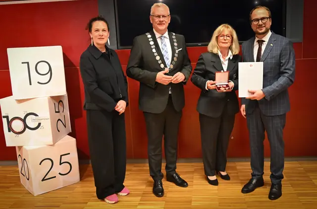 Bürgermeister Thomas Steiner, 1. Vizebürgermeister Istvan Deli und 2. Vizebürgermeisterin Charlotte Toth-Kanyak mit Friederike Pirringer, ehemalige Präsidentin des Roten Kreuzes Burgenland. Pirringer hielt die Dankesrede im Namen aller Ausgezeichneten. | Foto: Eisenstadt