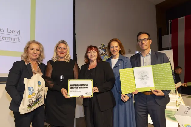 Landesrätin Simone Schmiedtbauer überreichte die Auszeichnung als „Klimabildungspartner des Landes Steiermark“an die Vertreterinnen und Vertreter des Kindergartens Seegraben. | Foto: Helmut Lughammer