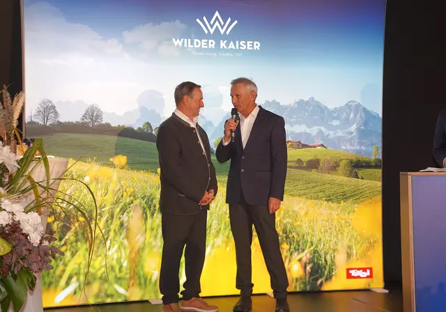 Johannes Adelsberger (r.) und Walter Eisenmann (Mitte) wurden für jeweils 35 Jahre geehrt. Adelsberger war 15 Jahre lang Obmann und Eisenmann Aufsichtsratsvorsitzender.  | Foto: gmedia