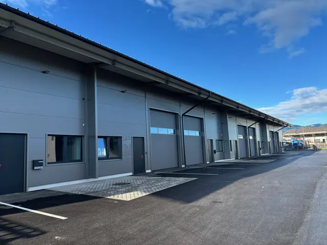 Die Stahlbauhallen sind sieben Meter hoch, die Einfahrtshöhe beträgt 4,20 Meter. | Foto: Almer