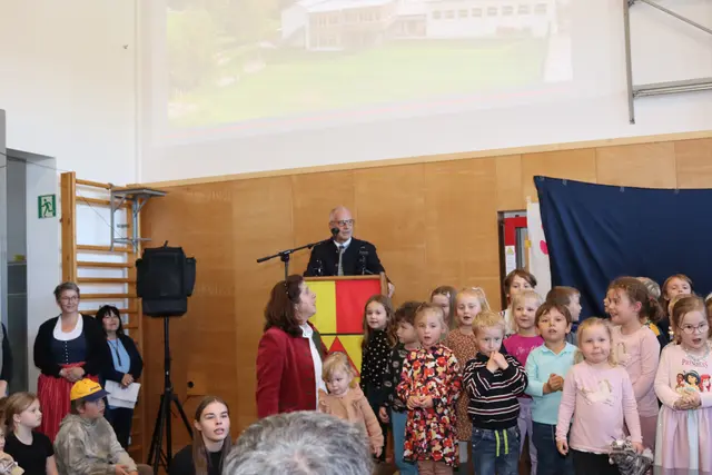 Neben den Grußworten von Bürgermeister Franz Richau sorgten auch die VS Rosegg und der Kindergarten für ein buntes Programm | Foto: MeinBezirk.at