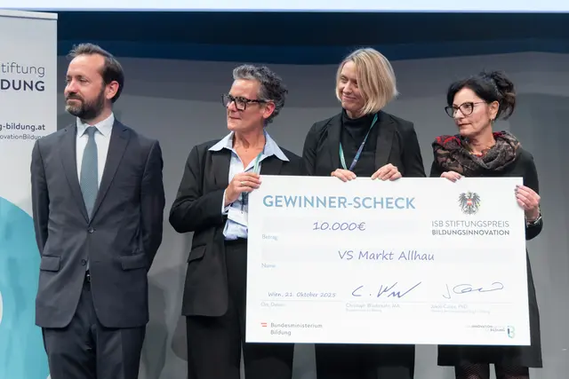 Die Schule wurde stellvetretend für das Bildungsnetzwerk geehrt. | Foto: Innovationsstiftung für Bildung/APA-Fotoservice/Tanzer