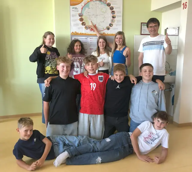 Klassenvorstand Georg Hammerschmidt mit Schüler:innen seiner „klimafitten“ 3. Klasse. Am Foto v.l.n.r.: (1. Reihe liegend) Sebastian Farthofer und Vinzenz Lechner; (2. Reihe) Nico Spiegl-Dollfuß, Moritz Bauer, Manuel Bauer, Jan Leister; (3. Reihe) Emily Fuchs, Anna Stauderer, Lena Kaltenberger, Nora Zimmer, Klassenvorstand Georg Hammerschmidt.  | Foto: Daniela Kellner, MS Schönbach.