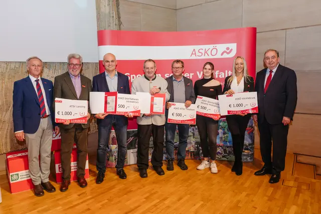 Vizepräsident, Bezirksvorsitzender Max Ebenführer (l.) sowie ASKÖ OÖ-Präsident Erich Haider (r.) übergaben die Auszeichnung persönlich an die Vereine.  | Foto: MecGreenie