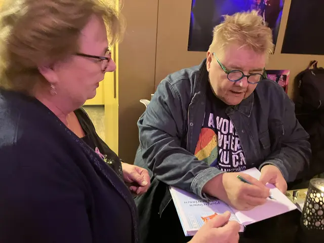 Astrid Berger signiert für SPÖ-Gemeinderätin Gerlinde Brendinger | Foto: Stockmann