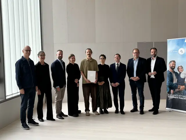 Im Rahmen einer feierlichen Preisverleihung im UMAK – Universität Mozarteum am Kurgarten, wurde der Salzburg AG-Kunstpreis an Lukas Stangl verliehen. Unter dem Motto „Datengeflüster: Das Unsichtbare sichtbar machen“ überzeugte Lukas Stangl die Fachjury mit seinem Projekt.  | Foto: Lisa Gold