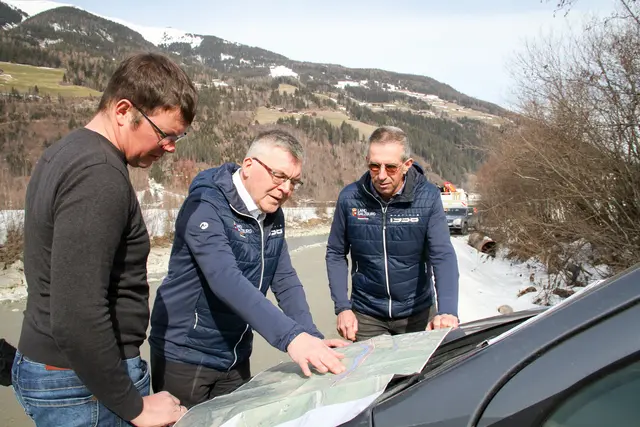 (Archivfoto) Der Hochwasserschutz für den Oberpinzgau wird optimiert, im Bild: Bauleiter Michael Fanninger, Landesrat Josef Schwaiger und Martin Zopp (Wasserschutzbau). | Foto: Land Salzburg/Melanie Hutter