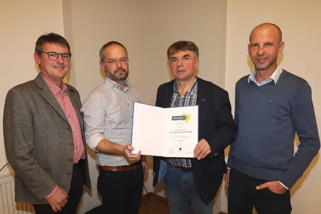 Abgeordneter Linsbauer überreichte Martin Steininger die Ehrung des Gemeindebundes. | Foto: Herbert Gschweidl
