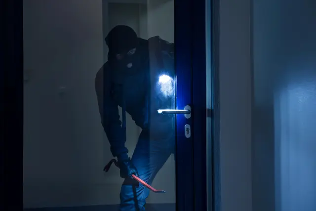 Gegen 01:45 Uhr brachen drei bislang unbekannte Männer gewaltsam in die Wohnung eines 27-jährigen Mannes ein.  (Symbolbild) | Foto: smarterpix