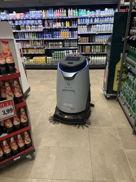Wisch und weg: Ein Reinigungsroboter fegt durch die Gänge.  | Foto: Wolfgang Ilkerl