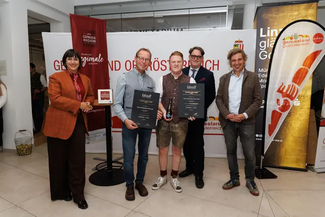 Friedrich (2. v. l.) und Christian Lackner (3. v. l.) haben mit ihren Produkten bei der Most- und Cider-Trophy Top-Platzierungen erreicht. | Foto: Falstaff
