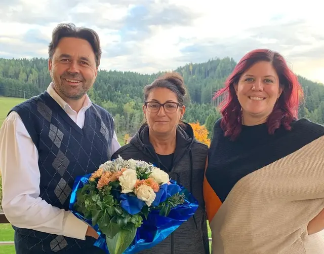 Bürgermeister Dietmar Rauter bedankt sich bei Katica Stich. | Foto: Gemeinde St. Urban