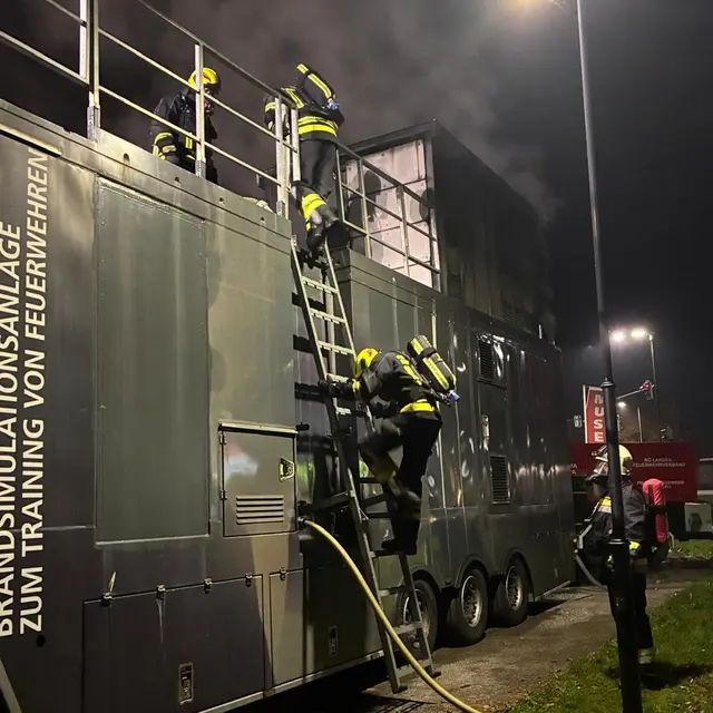 Atemschutzträger der FF Ernsthofen im Brandcontainer. | Foto: Bezirksfeuerwehrkommando Amstetten