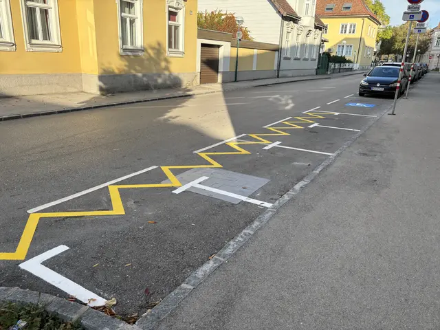 In der Stadt Tulln machten neue Parkplätze auf sich aufmerksam. In der Wildgasse können künftig einspurige Fahrzeuge parken. | Foto: Victoria Edlinger
