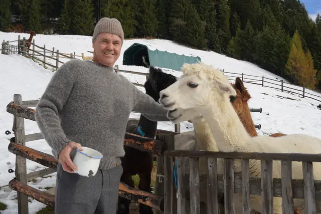 Bernhard Maurer, von Kopf bis Fuß eingekleidet mit Alpaka Wolle. | Foto: Johannes Brandner