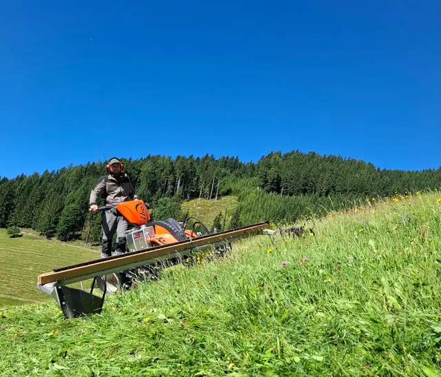 Hans Peter Flicker bei der Arbeit in steilem Gelände.  | Foto: Privat