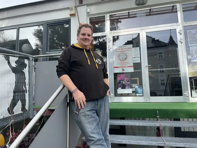 Alex Linse ist Gründungsmitglied und leitet das Off-Theater im Stadtteil Gnigl | Foto: Lisa Gold