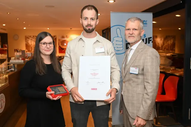 Matthias Rathmayr bekam für die 30-jährige Selbständigkeit der Bäckerei eine Urkunde von Landesinnungsmeister Reinhard Honeder überreicht. | Foto: Andreas Röbl