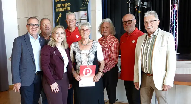 vorne: Abgeordnete zum Nationalrat Doris Hahn, Johanna Fallmann
2. Reihe: Landespräsident R. Dworak, Vizebgm. H. Scheed, Obmann Stellvertreter P. Weibold, Kassier E. Grill, Obmann H. Kühtreiber | Foto:  PVÖ Zwentendorf