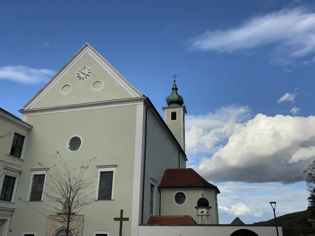 Willkommen am Kirchenplatz. Hier startet unsere Führung durch den Ort. | Foto: Lauren Fahrenberger / MeinBezirk
