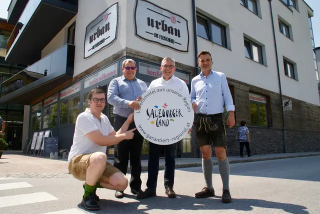 (Archivfoto) LR Josef Schwaiger (2. v. re.) bei einer "Salzburg schmeckt"-Gütesiegel-Auszeichnung. | Foto: Alexander Holzmann