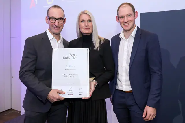Stolz auf die Auszeichnung: (v.l.) Manfred und Michaela Petautschnig mit Patrick Petautschnig. | Foto: Austria’s Leading Companies