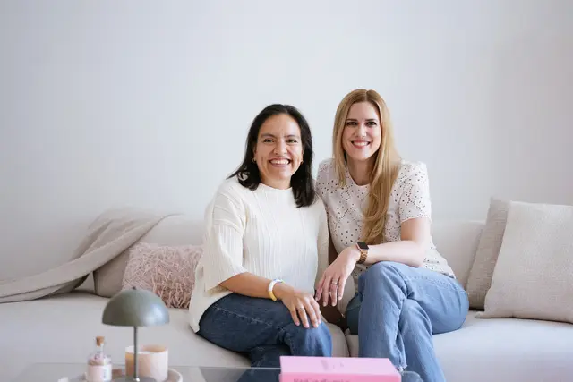 Desiree Schweiger und ihre Mitarbeiterin Ana (l.) helfen bei der nächsten Kleiderkasten-Krise. | Foto: Nikki Harris