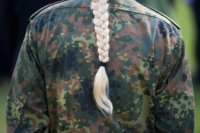 SYMBOLBILD. Die Causa war durch einen Fall in Vorarlberg ins Rollen geraten: Die Beschwerde eines männlichen Offiziers, der wegen seiner Haarpracht eine Strafe in Höhe von 3.000 bekam, könnte nun Folgen haben. | Foto: Daniel Reinhardt / dpa / picturedesk.com