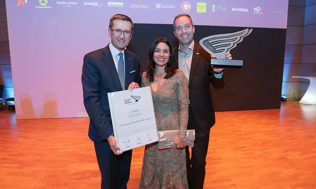 V.l.n.r.: Wirtschaftslandesrat Markus Achleitner (ÖVP) überreichte den ALC für Oberösterreichs führenden Großbetrieb an Sigrid und Manfred Kröswang. | Foto: „Die Presse“/Günther Peroutka