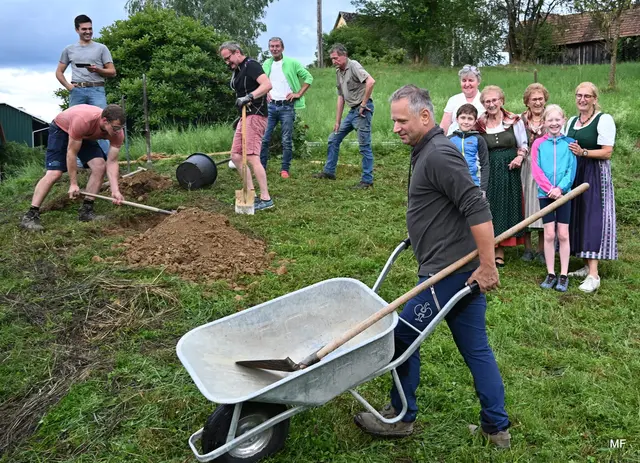 Alle packen mit an: Die Baumpflanz-Challenge, hier in St. Peter im Sulmtal, animiert zur gemeinsamen Initiative für den Klimaschutz. | Foto: Maria Fauth