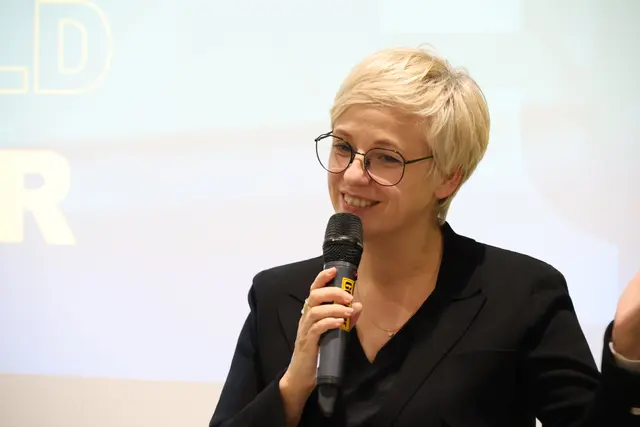 Doris Hummer überreichte dem Geschäftsführer von Gföllner eine Auszeichnung.  | Foto: MeinBezirk/Constance Haslberger