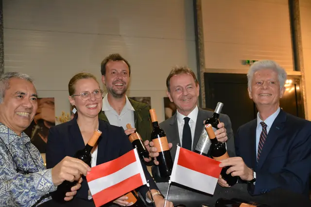 Beim Get-together in Horitschon begrüßte David Kerschbaum hochkarätige Gäste, darunter Damos Dumoli Agusman, Botschafter der Vereinigten Republik von Indonesien in Österreich und Slowenien, Klaus Wölfer, ehemaliger österreichischer Botschafter in Jakarta, LK-Präsident Nikolaus Berlakovich und Landeshauptfrau-Stellvertreterin Anja Haider-Wallner. | Foto: Victoria Rosenberger