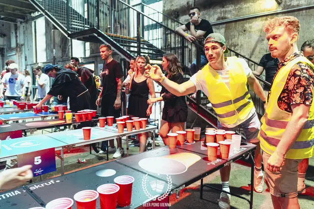 Die Teilnehmerinnen und Teilnehmer treten in Zweierteams gegeneinander an.  | Foto: Beer Pong Austria
