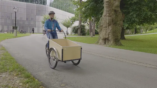 Unter dem Motto "Einfach und kostenlos ein Lastenrad leihen" bieten die Bewohnerservice-Stellen kostenlose Leihlastenräder an. Der Filmemacher Markus Bachofner hat diesen Service getestet und seine Erfahrungen in einer kurzen Dokumentation festgehalten. 