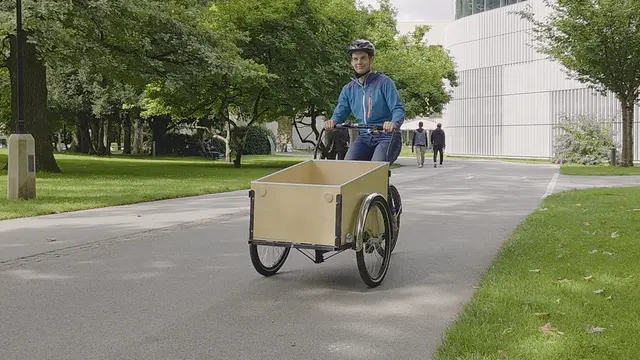 Unter dem Motto "Einfach und kostenlos ein Lastenrad leihen" bieten die Bewohnerservice-Stellen kostenlose Leihlastenräder an. Der Filmemacher Markus Bachofner hat diesen Service getestet und seine Erfahrungen in einer kurzen Dokumentation festgehalten. 