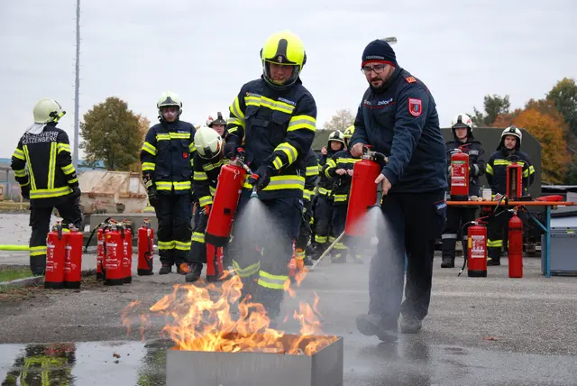 Bei der Ausbildung wurde gelöscht, gerettet und das Wissen überprüft. | Foto: BFKDO Ried