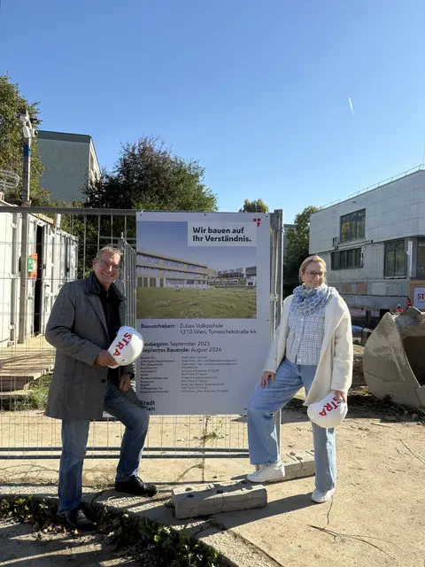 Georg Papai (SPÖ) und Andrea Trattnig – Abteilungsleiterin Abteilung Schule (MA56) besuchten die Baustelle kürzlich. | Foto: BV21