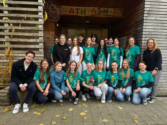 Ö3-Moderator Philipp Hansa (l.) mit den Schärdinger Schülerinnen und Schülern. | Foto: Ö3