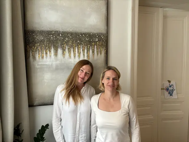 Die Landstraßerin Petra Paulhart (l.) und die Niederösterreicherin Martina Benndorf wollen Krebspatientinnen und -patienten mit Haarausfall helfen.  | Foto: Luca Arztmann/MeinBezirk