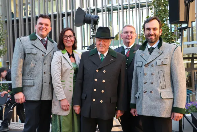 Heinrich Winkelmayer (Bildmitte) mit Hitzendorfs Bgm. Thomas Gschier, GK Kerstin Jabinger, Vzbgm. Werner Roth und LAbg. Stefan Resch (nicht im Bild: Vzbgm. Günther Kumpitsch) bei der Flaggenparade. | Foto: Edith Ertl