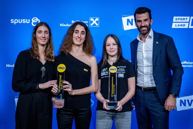 Anna-Maria Alexandri, Eirini-Marina Alexandri und Nina Skerbinz mit LH-Stellvertreter Udo Landbauer. | Foto: Redshift Media