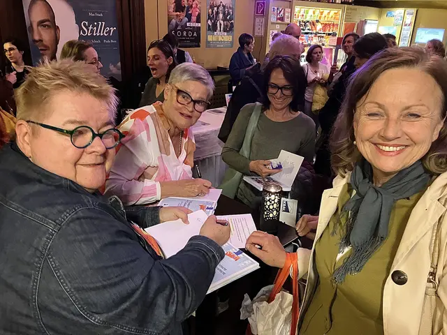 Astrid Berger und Beate Jorda signieren ihr Buch für Austria Guide Christine Triebnig-Löffler (r.). Sie bietet in Baden Frauenspaziergänge an. | Foto: Stockmann