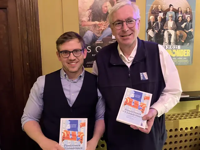 Robert Ivancich (r.) und Isak Massler vom Kral-Verlag mit dem soeben erschienen Buch "Pionierinnen und Visionärinnen - außergewöhnliche Frauen in Baden bei Wien" | Foto: Stockmann