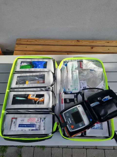 Der neue Notfallrucksack samt Defibrillator ist eine wertvolle Unterstützung für den Dienst als First Responder. | Foto: Manfred Degendorfer