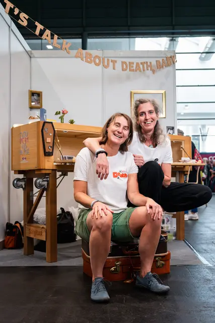 Die Death-Positiv-Gründerinnen Nicole Honeck und Verena Brunnbauer aus Linz. | Foto: Victoria/dotsnboxes.de